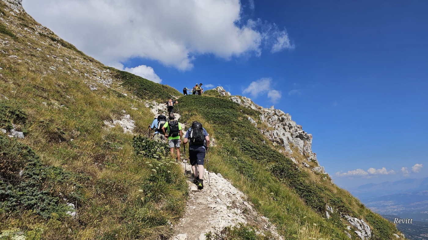 Escursionisti lungo un crinale montano