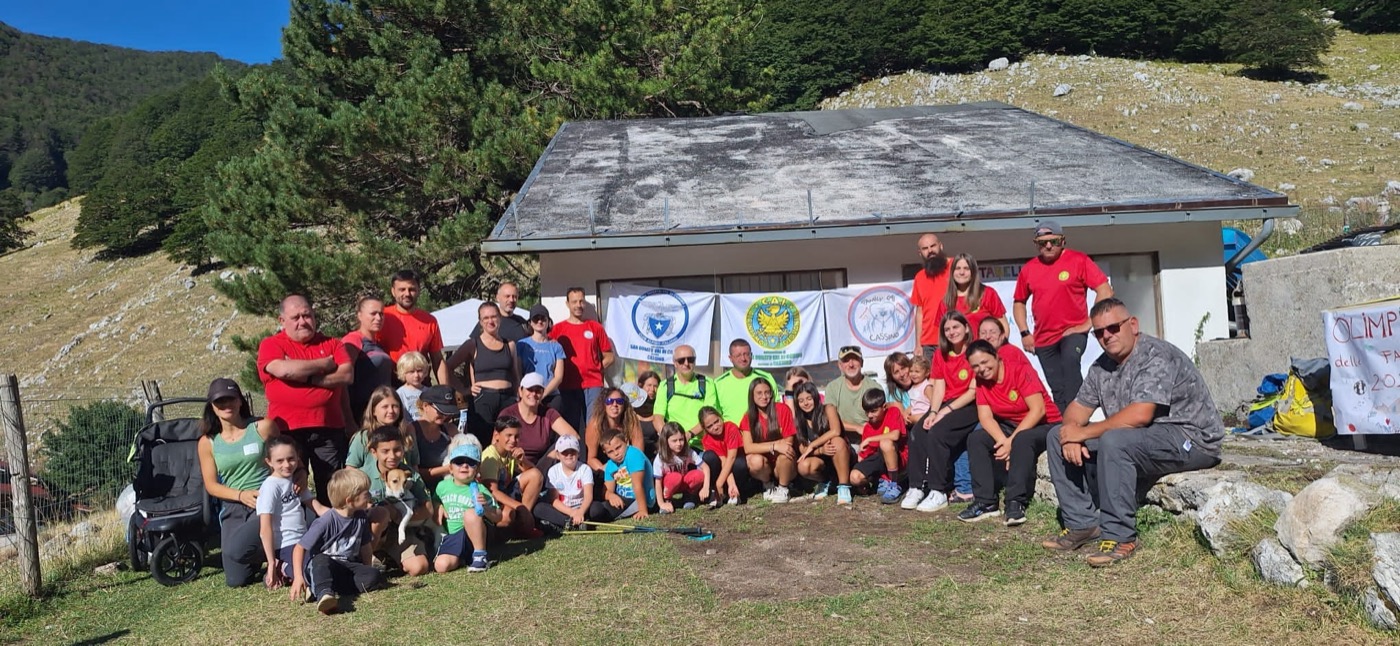 Il gruppo CAI davanti al rifugio
